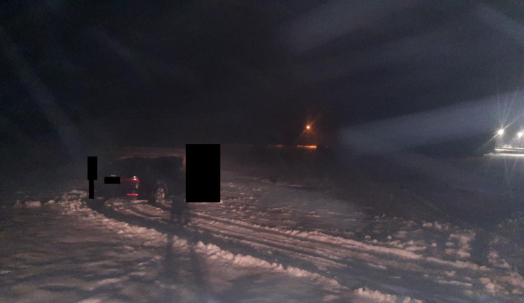 Mladík driftoval na lyžařských tratích v Josefově Dole. Zmařil závod, sám zapadl v mokřadu