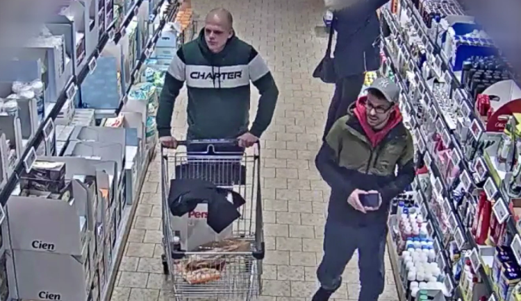 VIDEO: Zloději ukradli z Lidlu akumulátory za tisíce, v klidu prošli pokladnami