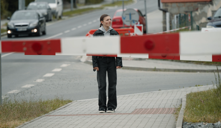 Při přecházení přes železniční přejezdy dodržujte jasná pravidla