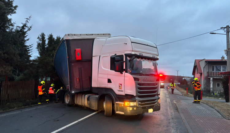 Silnici I/57 mezi Opavou a Krnovem blokuje kamion, řidič vjel do příkopu