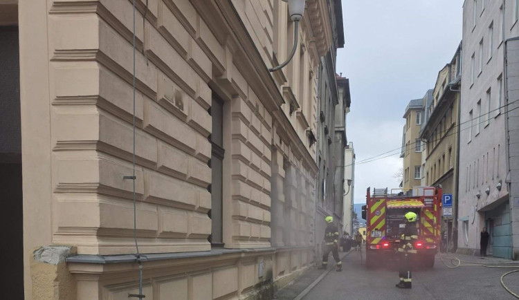 V centru Liberce hořel obývák přízemního bytu, zásah hasičů byl bleskový