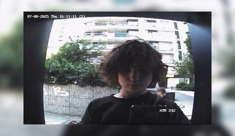 Myslela, že píše kamarád. Žena z venkova poslala podvodníkům tisíce, vybrali je v Praze