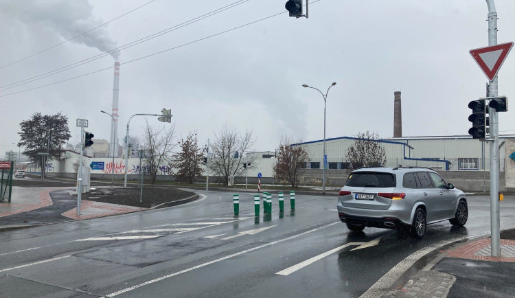 Na rušné křižovatce Chrástecké a Jateční jsou už v provozu nové semafory