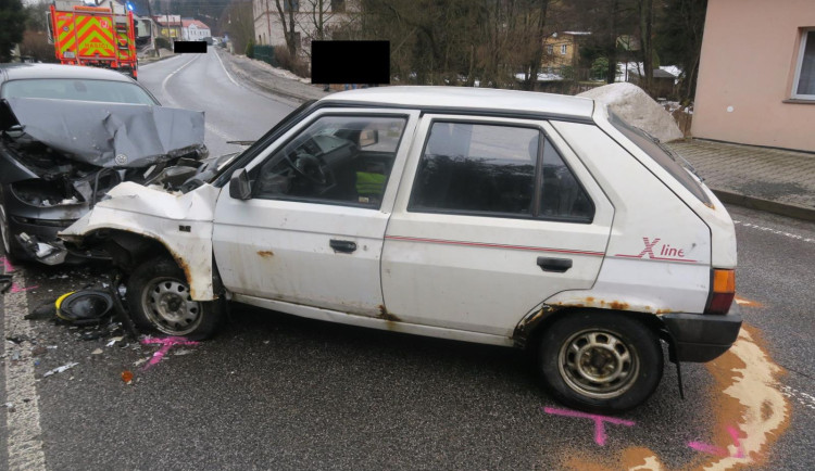 Nehoda Favoritu s BMW skončila ve Smržovce tragicky. Řidič Favoritu na její následky zemřel