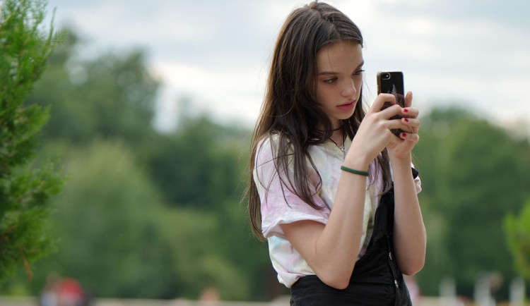 Průzkum: intimní život dětí se přesouvá na internet, chybí jim podpora dospělých