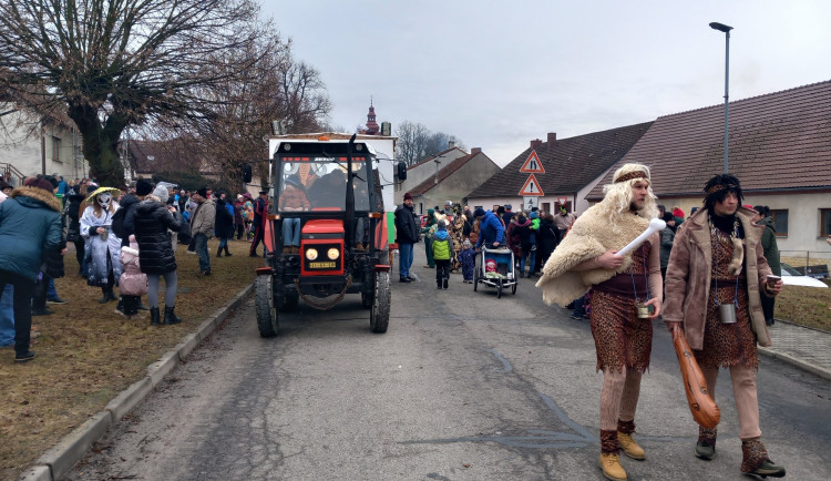 VIDEO: V Kamenici se vrátili o tisíce let zpátky. Tradiční masopust skvěle bavil