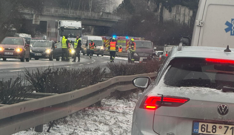 Rychlostka u Makra v Liberci stojí v obou směrech, důvodem jsou nehody