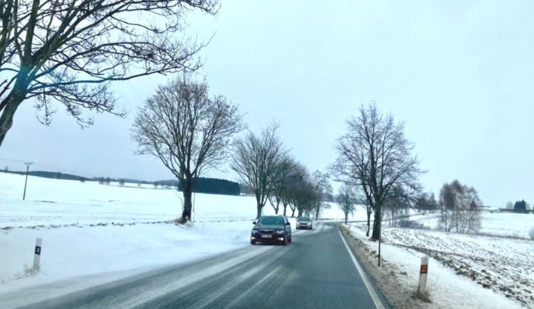 Aktuálně ze silnic: U Kostelce se zasekl kamion. Jezděte opatrně, apeluje policie