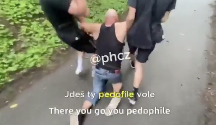 Lovci pedofilů zbili policistu, který sváděl nezletilou Terezku. Případ má právní dohru