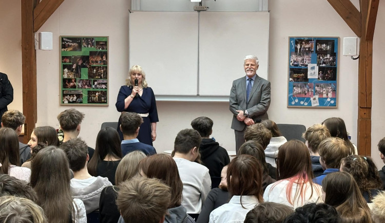 Prezident Pavel zahájil návštěvu Prahy, debatuje se školáky