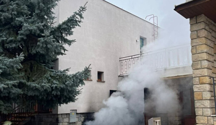 Oheň ve sklepě na Hodonínsku zaměstnal hasiče, dva lidé se zranili