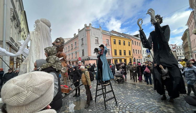FOTO + VIDEO: Jihlavské ulice žijí Masopustním průvodem, zapojily se desítky masek