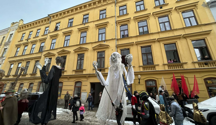FOTO + VIDEO: Jihlavské ulice žijí Masopustním průvodem, zapojily se desítky masek
