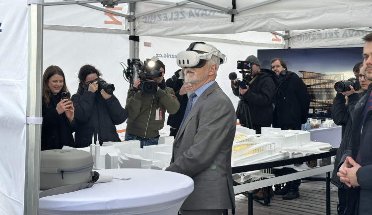 VIDEO: Prezident ve virtuální realitě. Díky speciálním brýlím se prošel Vltavskou filharmonií