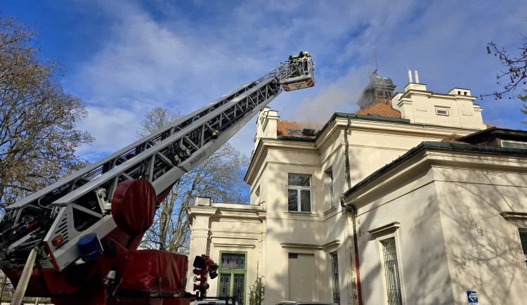 Hasiči zasahují u požáru v Psychiatrické nemocnici Bohnice, evakuováno bylo 16 osob