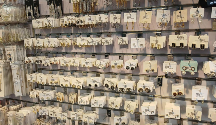 Celníci zadrželi stovky padělků. Parfémy i šperky měly napodobovat světové značky