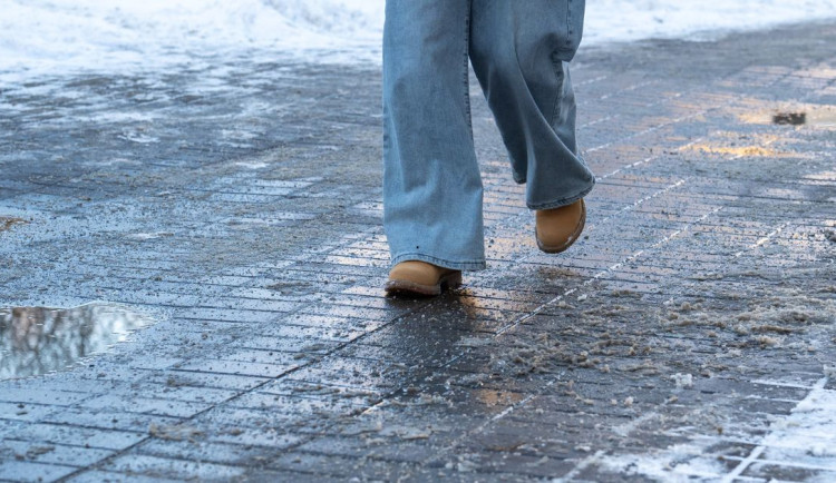 Ráno ještě přituhne, o víkendu dorazí déšť a hrozí ledovka