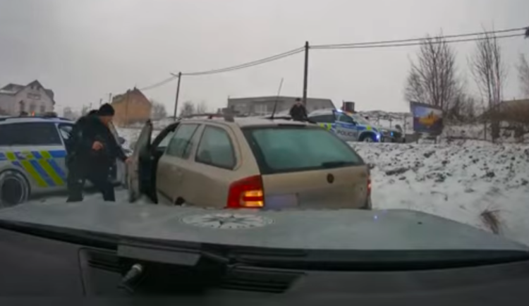Policistům ujížděl pod vlivem drog. Skončil v poutech uprostřed pole