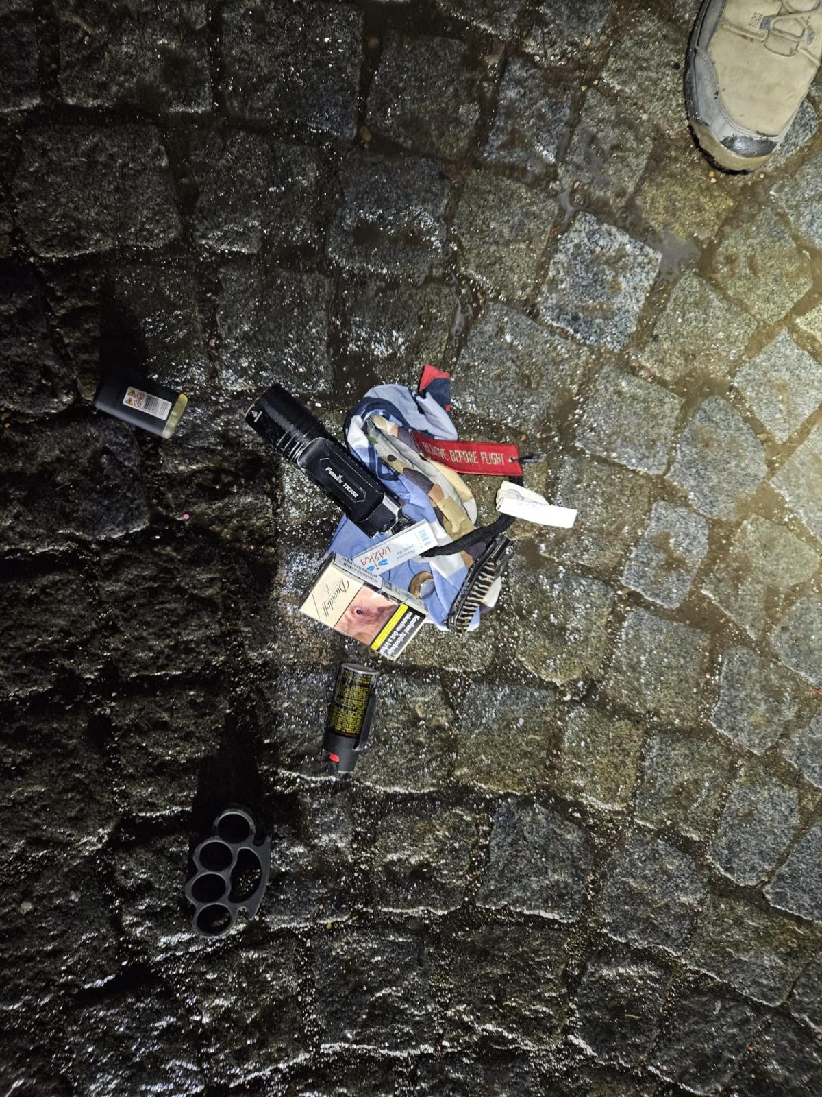 Kriminalisté rozkryli brutální únos na Náchodsku. Dva muži drželi oběť 30 hodin ve skladové hale