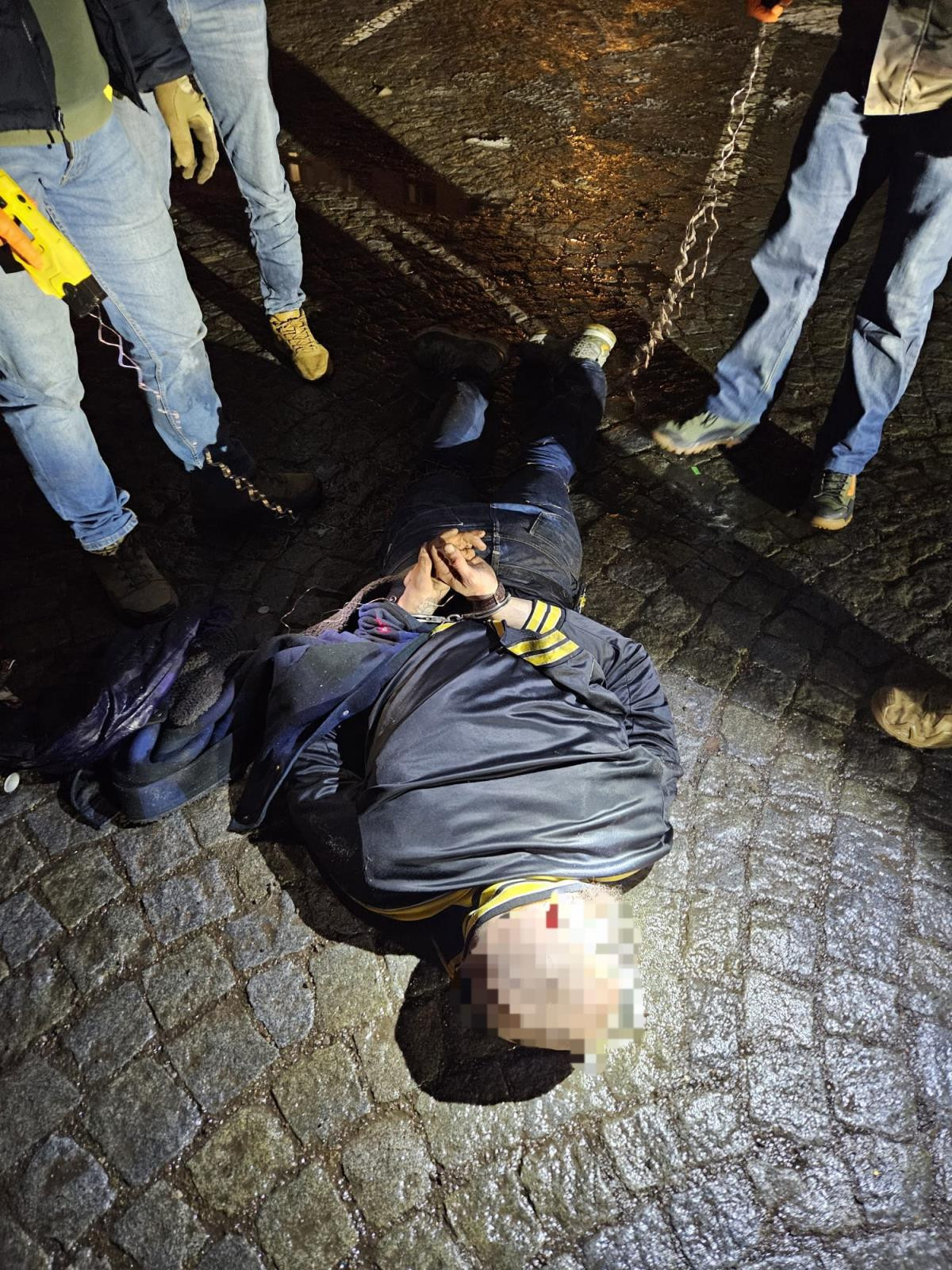 Kriminalisté rozkryli brutální únos na Náchodsku. Dva muži drželi oběť 30 hodin ve skladové hale