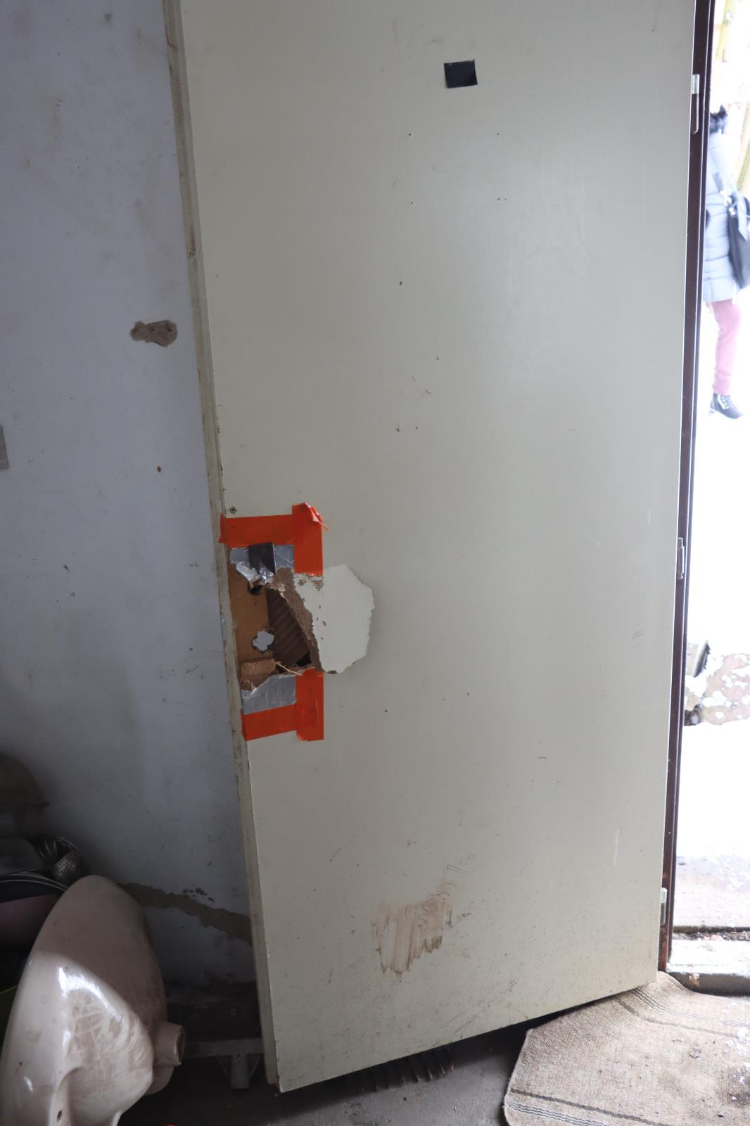 Kriminalisté rozkryli brutální únos na Náchodsku. Dva muži drželi oběť 30 hodin ve skladové hale