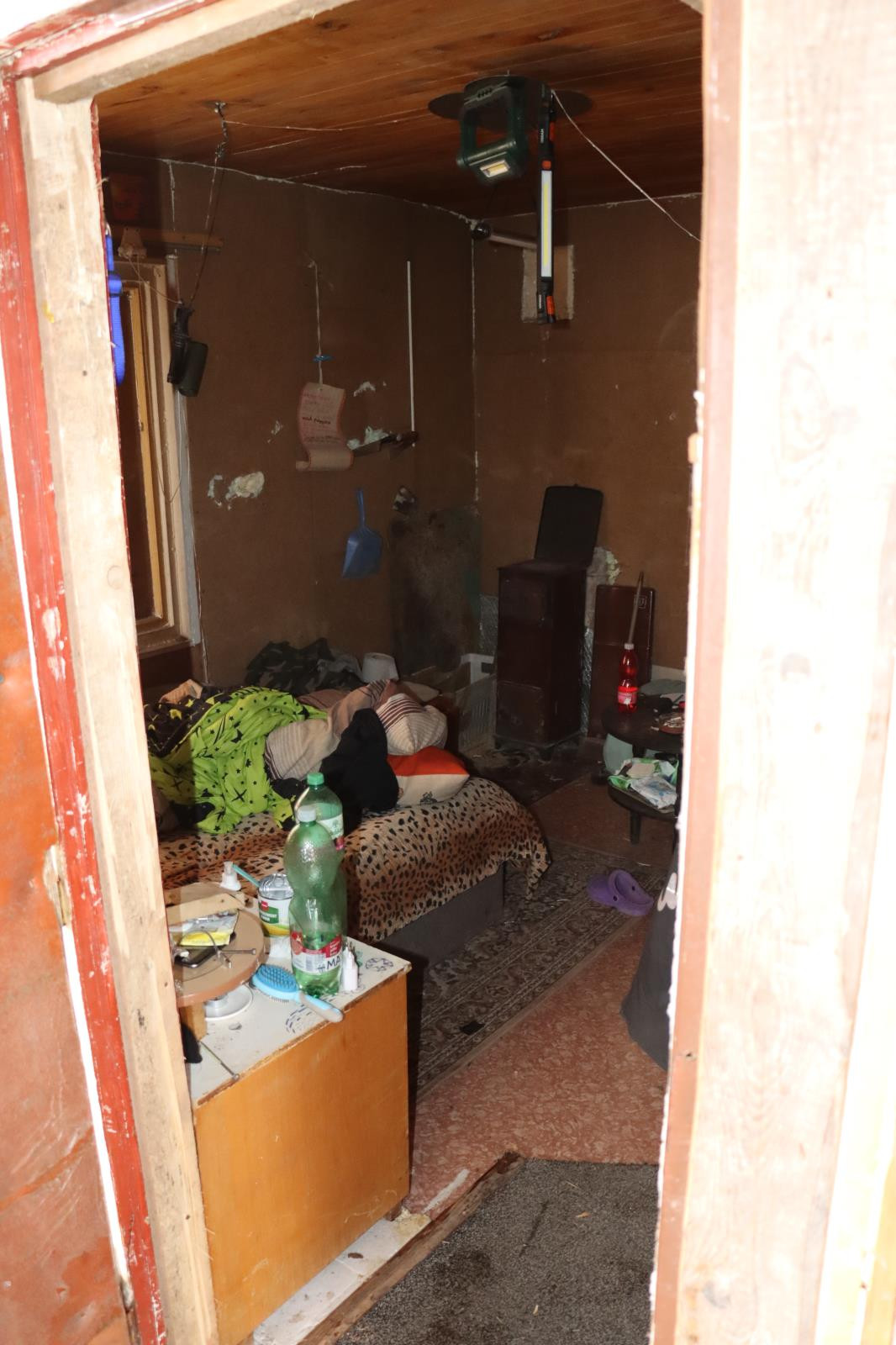 Kriminalisté rozkryli brutální únos na Náchodsku. Dva muži drželi oběť 30 hodin ve skladové hale