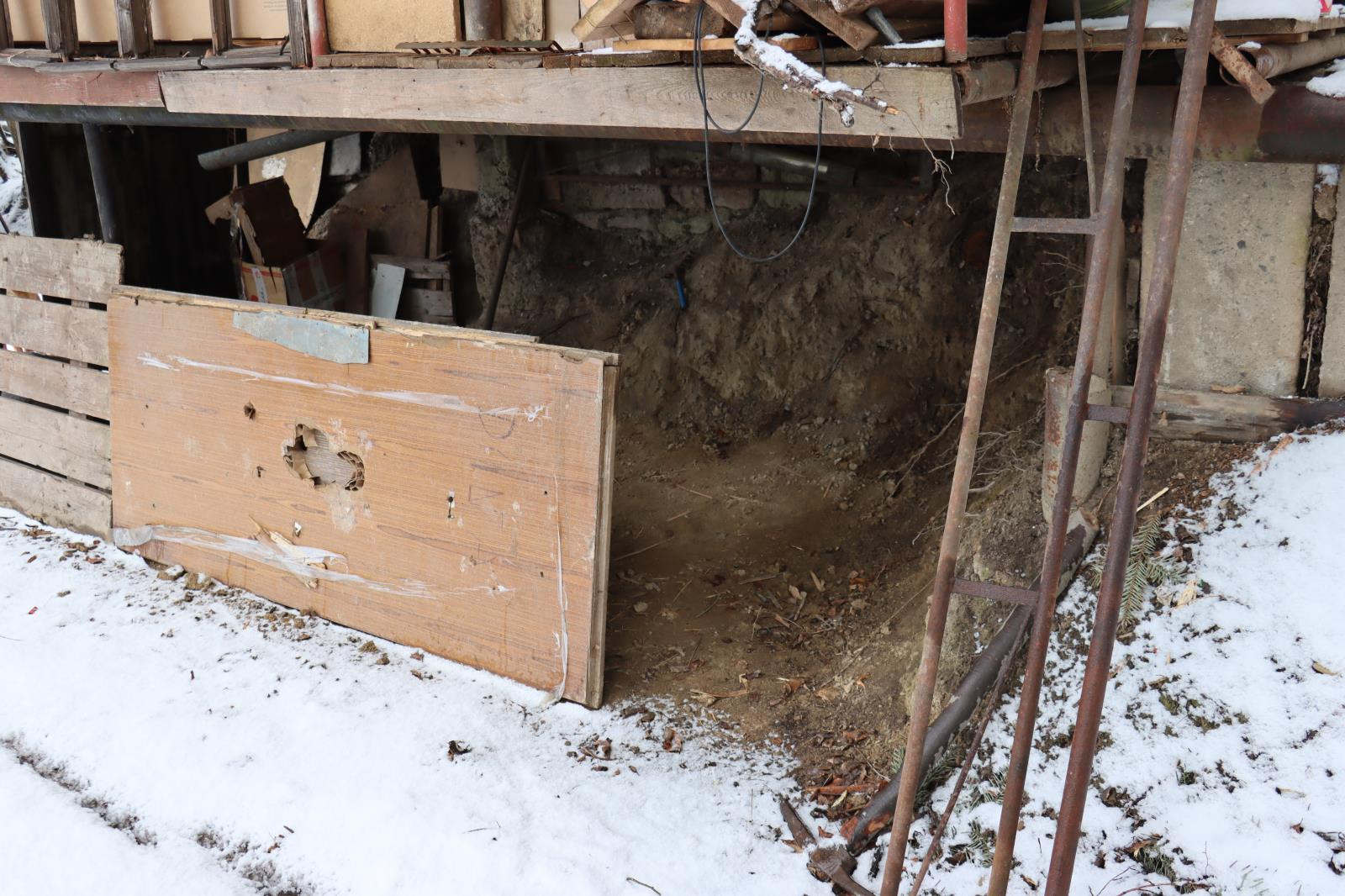 Kriminalisté rozkryli brutální únos na Náchodsku. Dva muži drželi oběť 30 hodin ve skladové hale