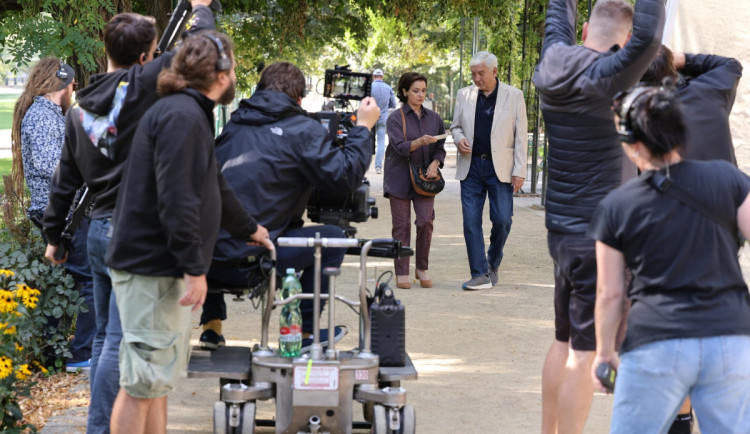 Copa tuto je? Hvězdně obsazený film má venku ústřední píseň