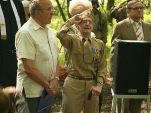 Raymond A. Noury při odhalení pomníku v Dubči v roce 2009