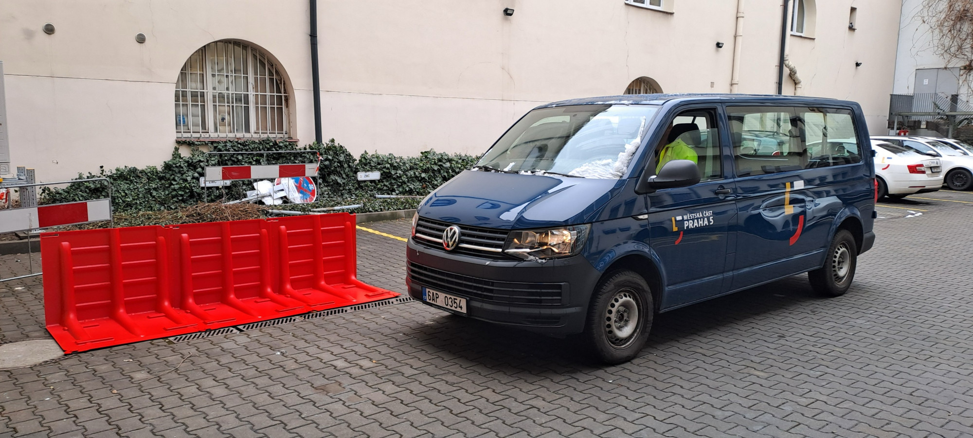 Plastové zábrany místo pytlů. Praha 5 má nové protipovodňové zábrany