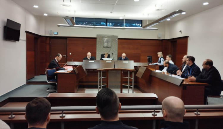 Soud v Jablonci osvobodil tři dozorce z Rýnovic obviněné z napadení vězně