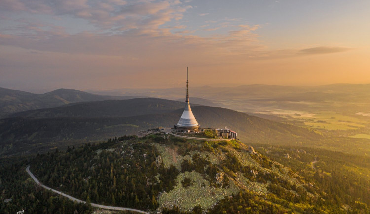Ještěd bude nově patřit Libereckému kraji. Zastupitelé na jeho odkup kývli