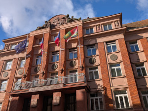 Na budově Krajského úřadu v Plzni byste modro-žlutou vlajku hledali marně.