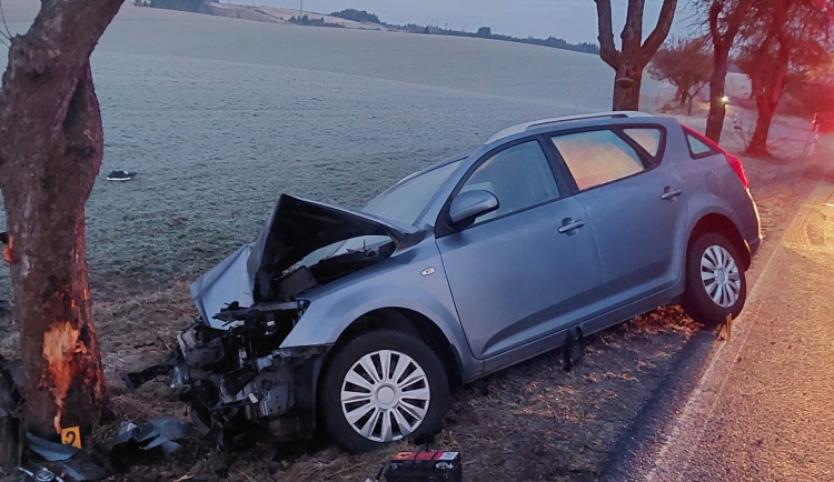 U Kamenice dnes ráno havarovala řidička, skončila v nemocnici