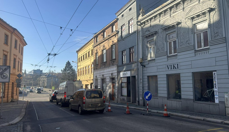 FOTO: Dopravní omezení v centru Jihlavy: Dělníci opravují propad vozovky u náměstí