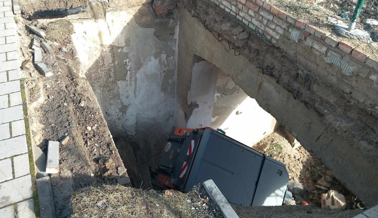 Pod zametacím vozem v Brně se propadl chodník, hasiči ho vyprošťují
