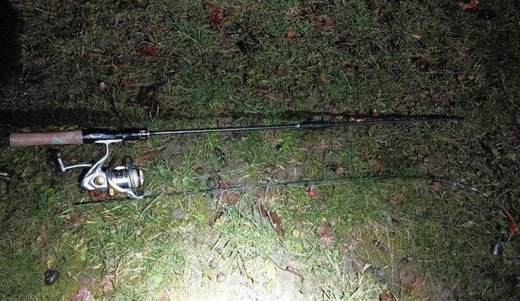 Pytláci seděli ve tmě na lavičce s nahozenou udicí a čekali na úlovek