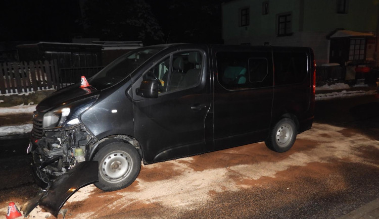 Cizinec se zákazem řízení naboural v Liberci dodávku vezoucí děti, hrozí mu vězení a vykázání