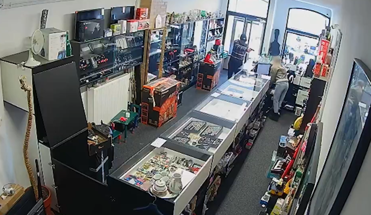 Dvě loupeže za jediný den na Přerovsku. Ozbrojení pachatelé šli v zastavárnách po zlatu