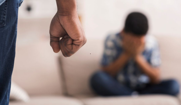 Lidé po tragédii v Hradci řeší výchovu. Odborníci varují, facky agresi nezastaví