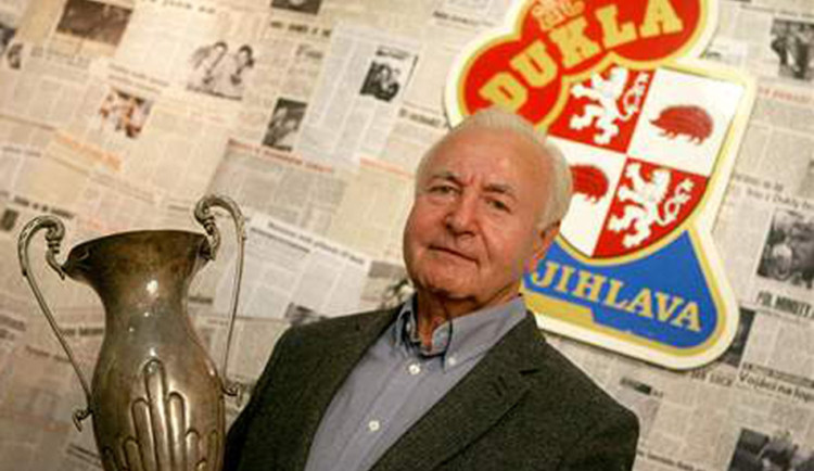 Hokejová legenda Jan Klapáč dnes slaví 85 let. Dukla si připomíná svého kanonýra