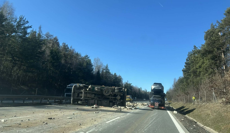 Dálnici D1 na u Domašova ve směru na Prahu zablokoval převrácený náklaďák
