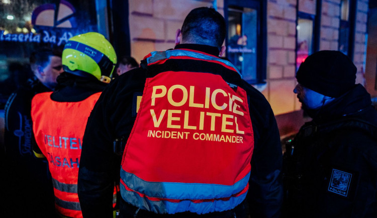 FOTO: Výhrůžky, požáry i hromadné rvačky. Velitelé policie budou řídit krizové zásahy