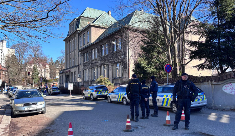 Policie evakuovala budovy liberecké průmyslovky. Anonym ohlásil bombu po e-mailu