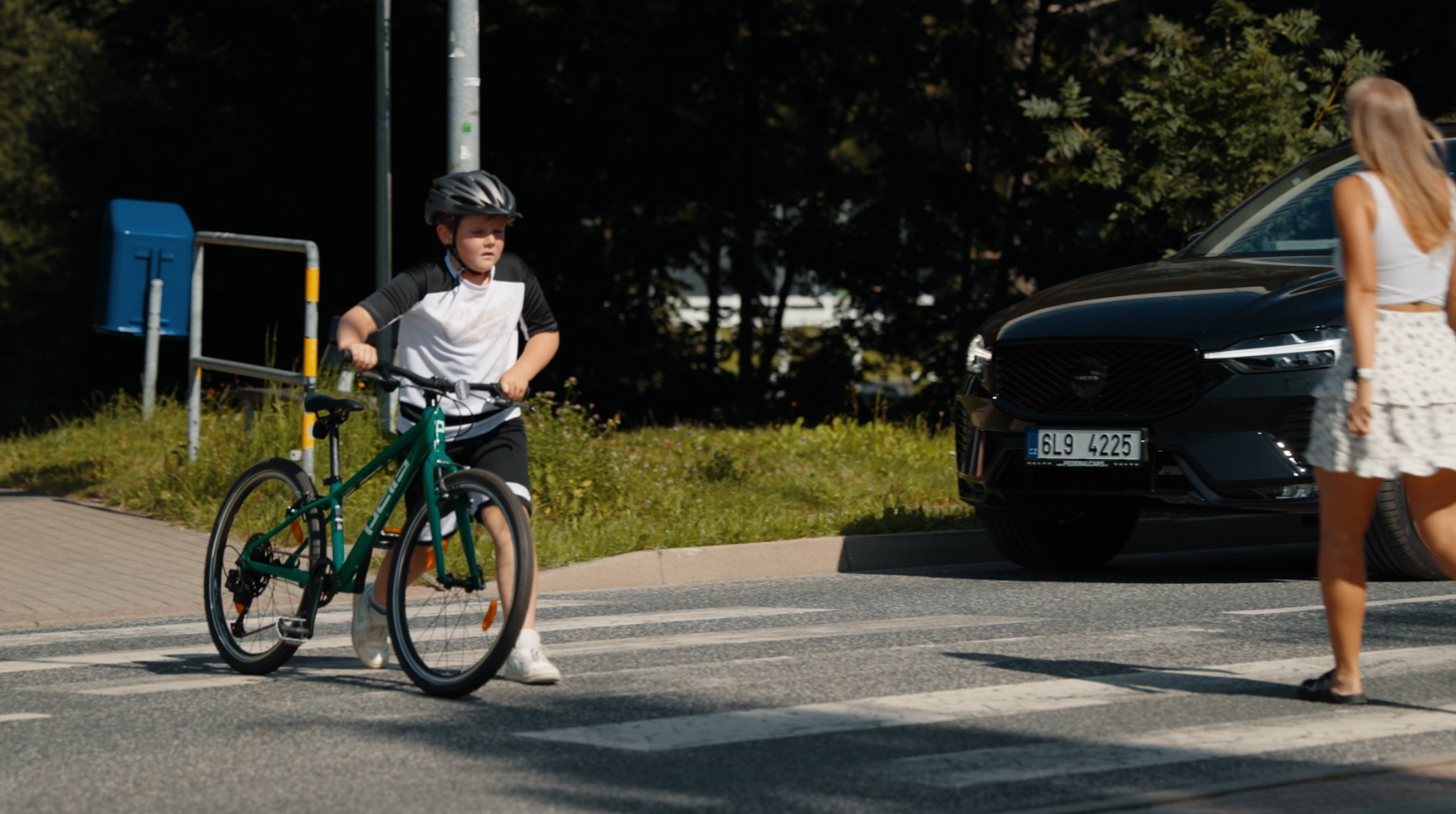 Před přechodem je nutné z kola sesednout