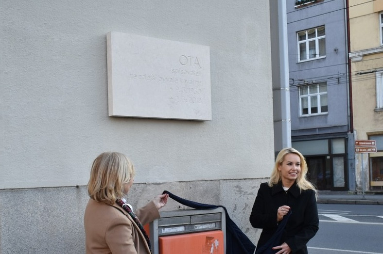 Ostrava uctila památku Oty Filipa. Na Nové radnici má novou pamětní desku.