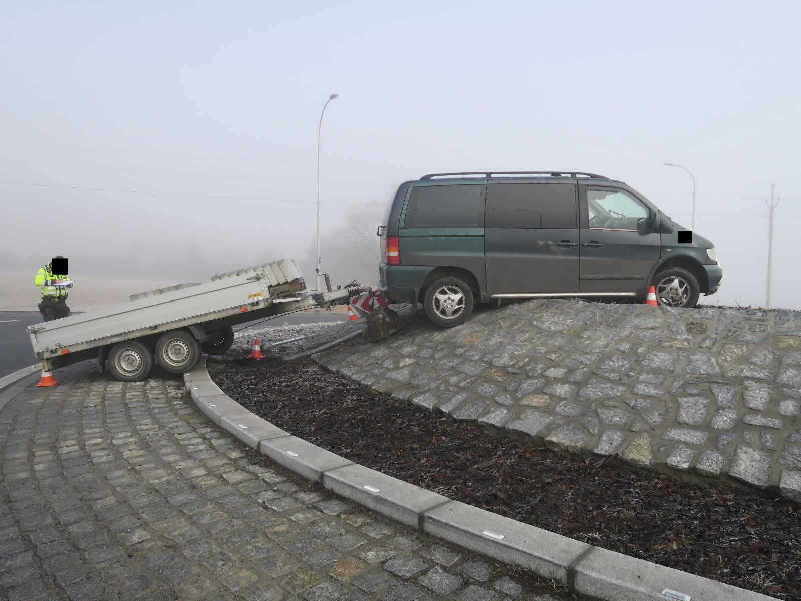 Řidič dodávky neodhadl rychlost a uvízl na vyvýšeném kruhovém objezdu