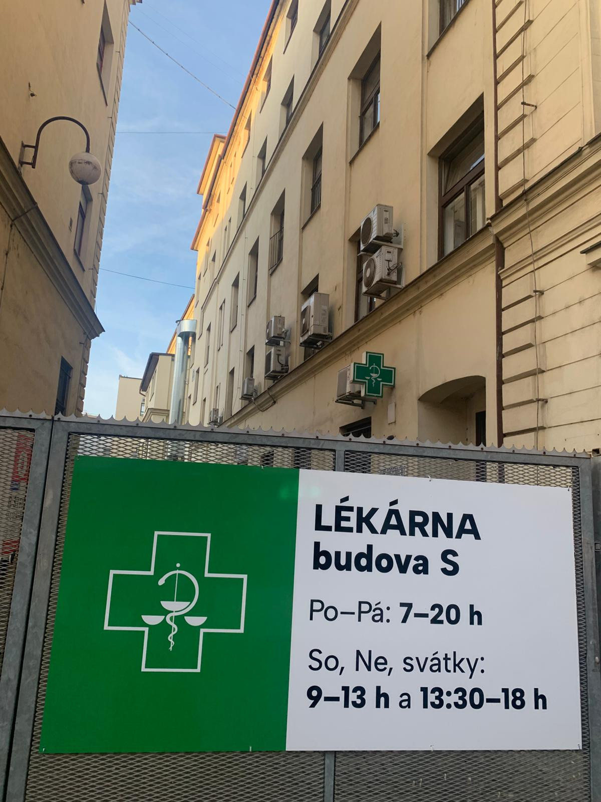 Léky večer i o víkendu. Svatoanenská nemocnice má lékárenskou pohotovost