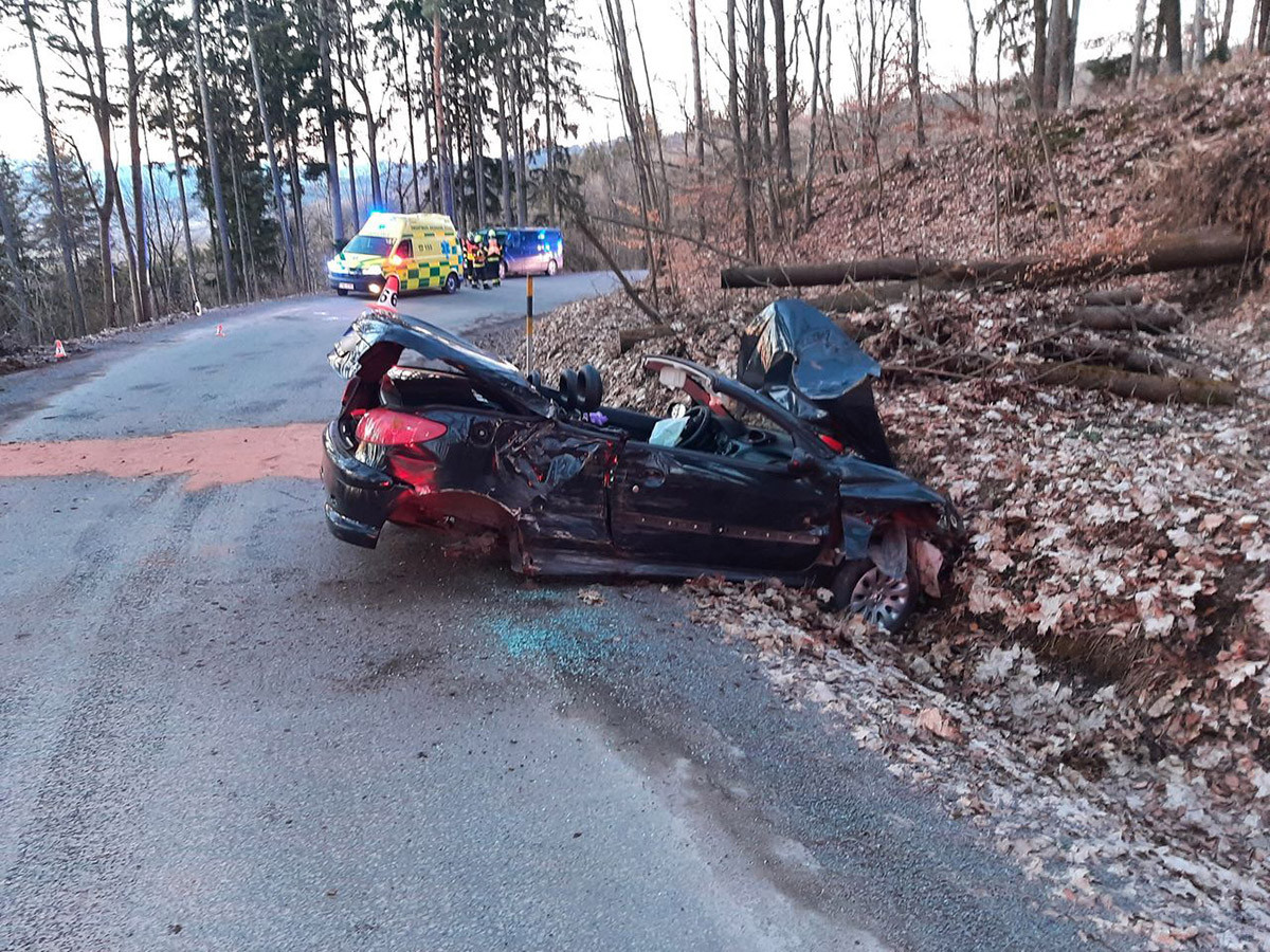 Tvrdý náraz do stromů na Šumpersku. Mladá řidička dostala smyk na štěrku