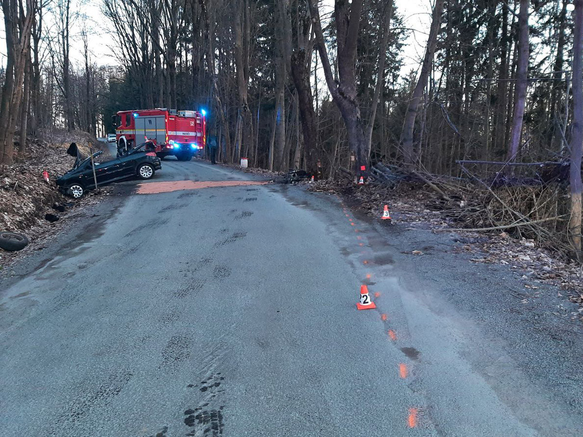 Tvrdý náraz do stromů na Šumpersku. Mladá řidička dostala smyk na štěrku